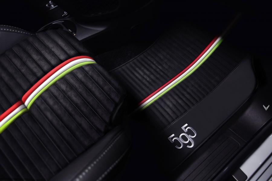 Детали интерьера Abarth 595 by Vilner 2017 года  (фото 10 из 16)